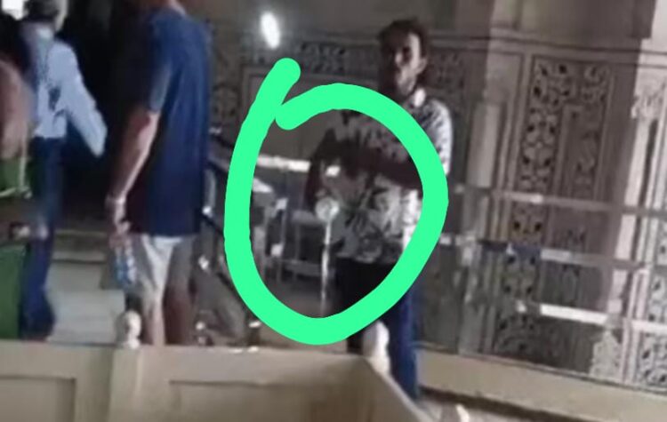 ताजमहल में दो युवकों ने चढ़ाया गंगाजल, सीआईएसएफ ने पकड़ा