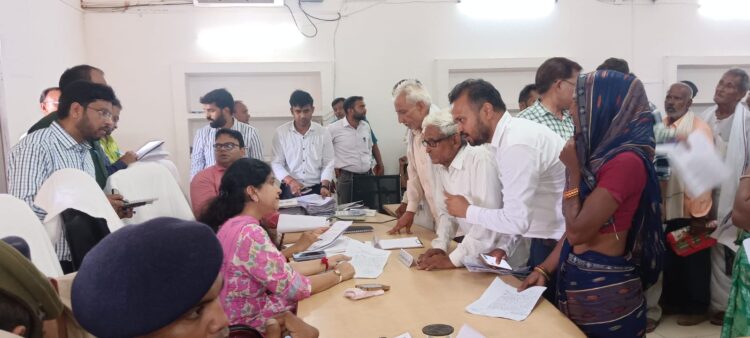 खेरागढ़ तहसील में समाधान दिवस में पहुंचीं कमिश्नर