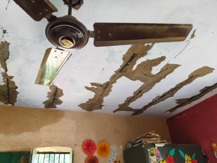 प्राथमिक विद्यालय आम का पुरा के कमरे की छत का प्लास्टर गिरा, बड़ा हादसा होने से बचा