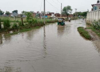 लगातार बारिश से कई सड़क बनीं तालाब, राहगीरों को हो रही परेशानी