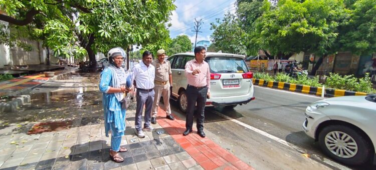 जलभराव और गंदगी की स्थिति को स्वयं देखने शहर में निकले नगर आयुक्त