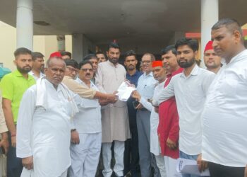 सड़कों पर गड्ढे हैं, जलभराव होने के बाद लगातार हादसे हो रहे हैं, मरम्मत को दिया सपा ने ज्ञापन