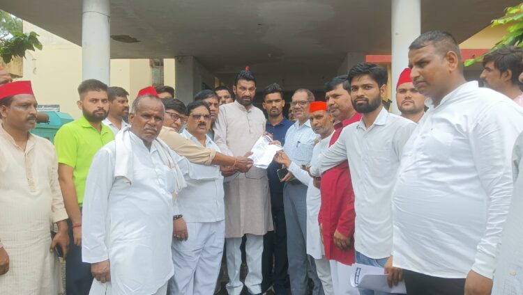 सड़कों पर गड्ढे हैं, जलभराव होने के बाद लगातार हादसे हो रहे हैं, मरम्मत को दिया सपा ने ज्ञापन