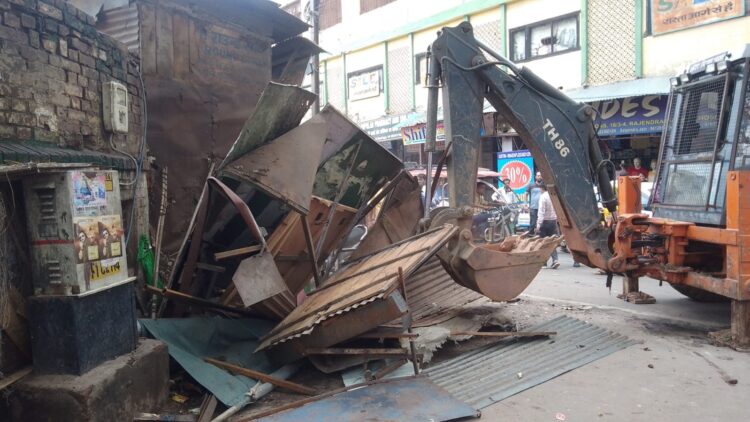 डाक्टरों की सुरक्षा को लेकर नगर निगम ने इमरजेंसी के आसपास से हटाए अतिक्रमण