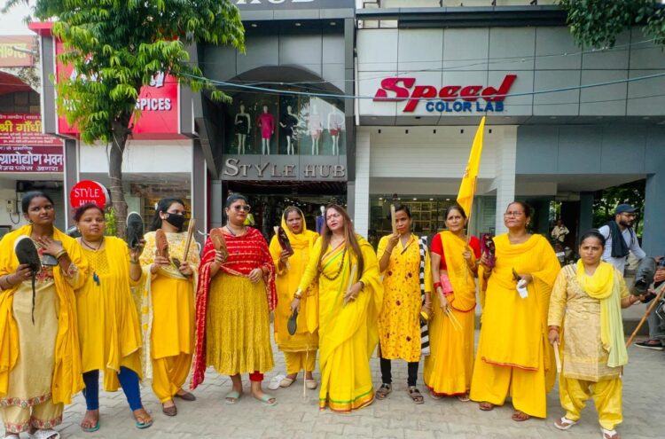 कोलकाता की घटना के विरोध में आगरा में सैंडल और चप्पल लेकर सड़कों पर उतरीं महिलाएं