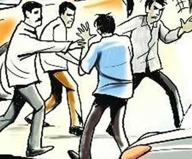 न्यू आगरा में पुरानी रंजिश को लेकर दो पक्षों में मारपीट, पथराव और फायरिंग