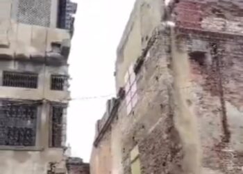 छत्ता में जर्जर मकान अचानक ढह गया, वीडियो सोशल मीडिया पर वायरल