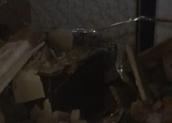 अछनेरा थाने की कुकथला चौकी की छत गिरी, अंडर ट्रेनिंग दरोगा और दो फरियादी घायल