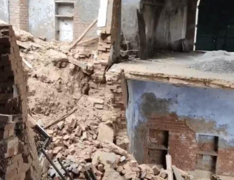 आगरा में बारिश के चलते दो स्कूलों की छत ढही