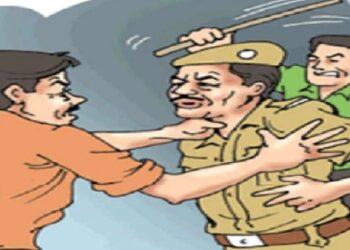 तमंचे के सामने पुलिस वालों के हाथ में एके-47 होने पर भी भागने पर हो रही किरकिरी