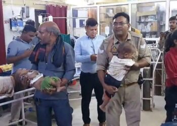 हाथरस में जनरथ बस ने पिकअप में मारी टक्कर, 15 की मौत