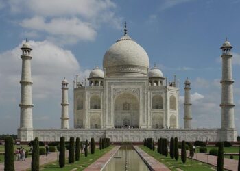 ताजमहल में सूरत के दो पर्यटकों ने नमाज पढ़ने का प्रयास किया