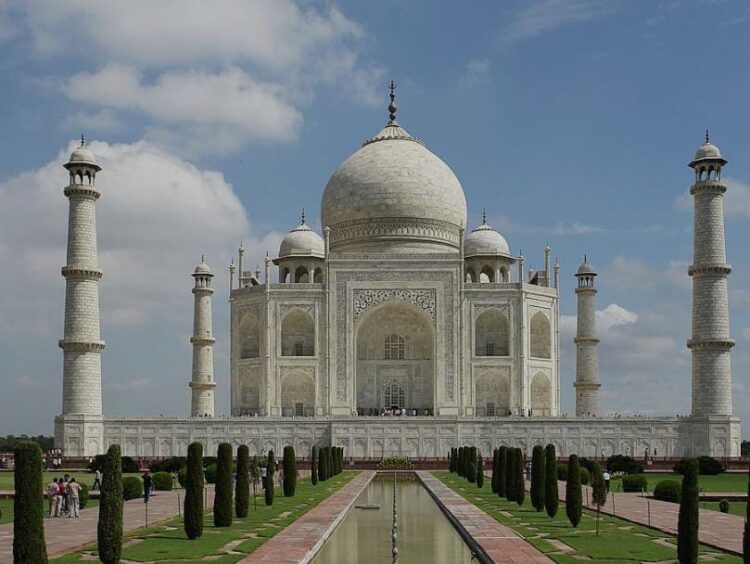 ताजमहल में सूरत के दो पर्यटकों ने नमाज पढ़ने का प्रयास किया