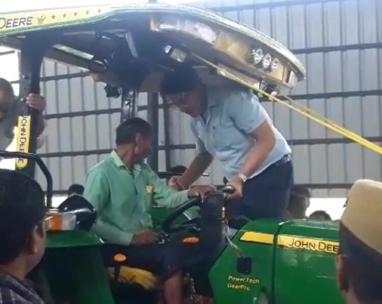 जल भराव होने की वजह से जिलाधिकारी को अपनी गाड़ी छोड़कर ट्रैक्टर पर जाना पड़ा