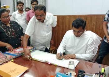 शासन की सभी योजनाएं प्राथमिकता के साथ लागू की जाएंगी: डीएम बंगारी