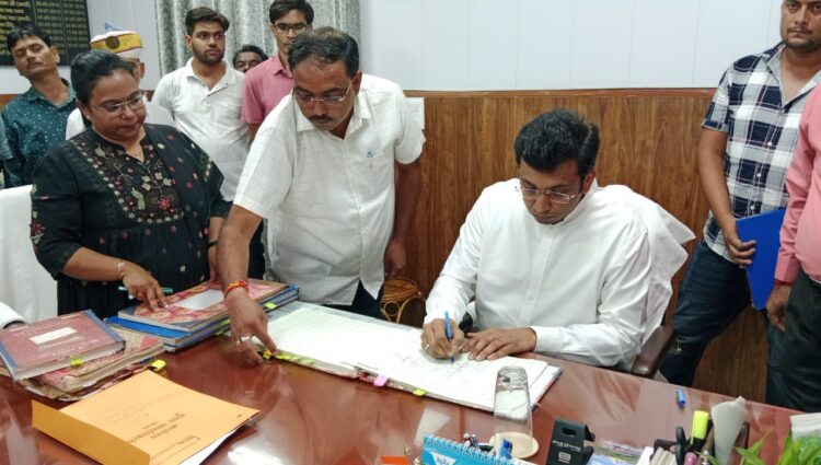 शासन की सभी योजनाएं प्राथमिकता के साथ लागू की जाएंगी: डीएम बंगारी