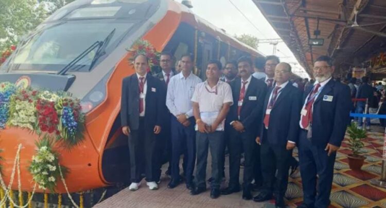 आगरा से वाराणसी वंदे भारत ट्रेन प्रारंभ , सभी कोच फुल