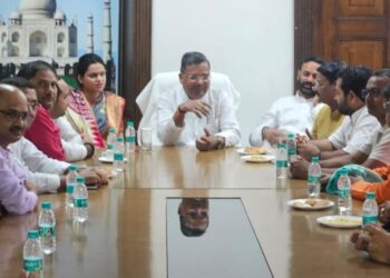 आगरा के प्रभारी मंत्री जयवीर सिंह ने सपा मुखिया को गुंडों का सरगना बताया