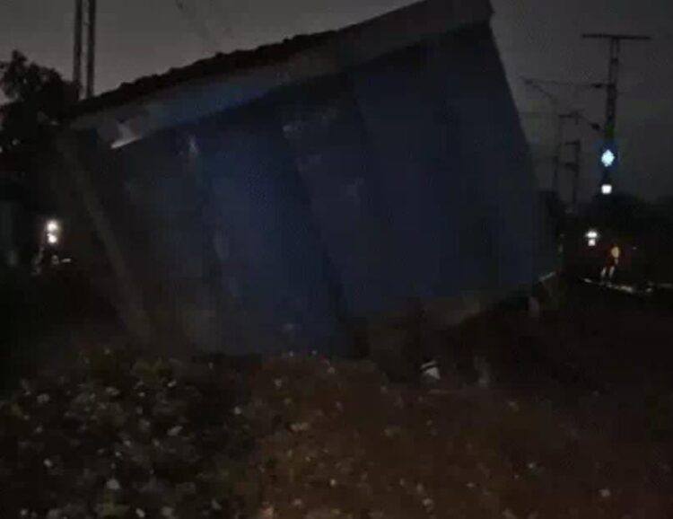 मथुरा में मालगाड़ी के 20 डिब्बे पटरी से उतरे, आगरा-दिल्ली का ट्रैक बाधित