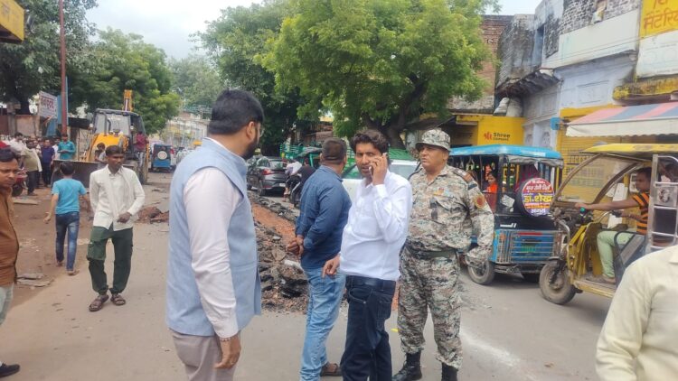 नगर निगम ने सरकारी भूमि से पचास साल पुराना कब्जा हटवाया