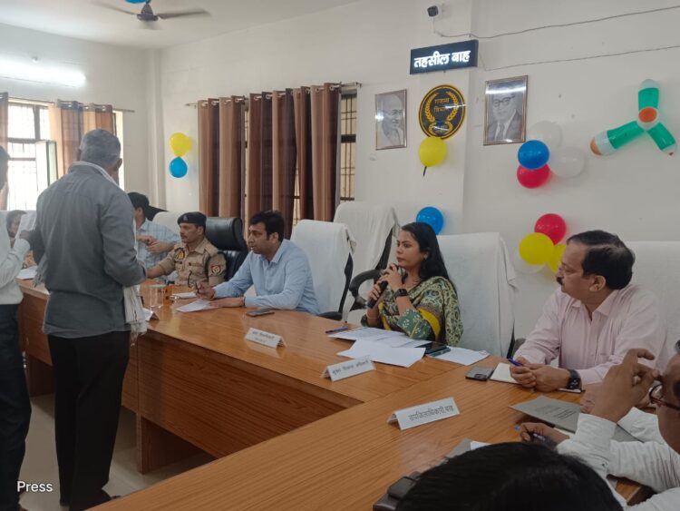 समाधान दिवस में जिलाधिकारी के सामने सबसे ज्यादा राजस्व संबंधी शिकायतें आईं