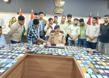 सर्विलांस ने बरामद किए चोरी हुए 76 लाख रुपए के 400 मोबाइल