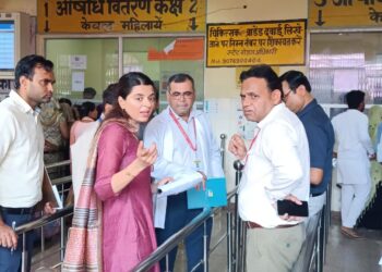 जिला अस्पताल का निरीक्षण करने पहुंचीं सीडीओ को मिली तमाम खामियां, हुईं नाराज