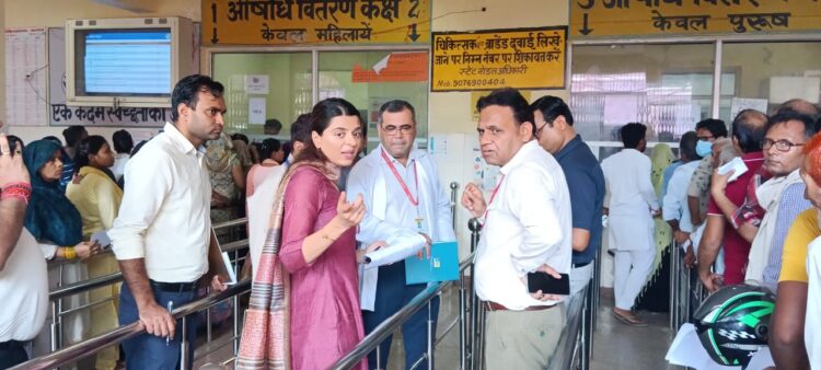 जिला अस्पताल का निरीक्षण करने पहुंचीं सीडीओ को मिली तमाम खामियां, हुईं नाराज