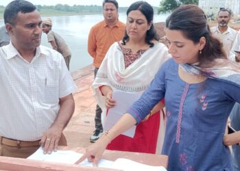 पर्यटन विभाग द्वारा बटेश्वर में कराए जा रहे विकास कार्यों का निरीक्षण करने पहुंचीं सीडीओ