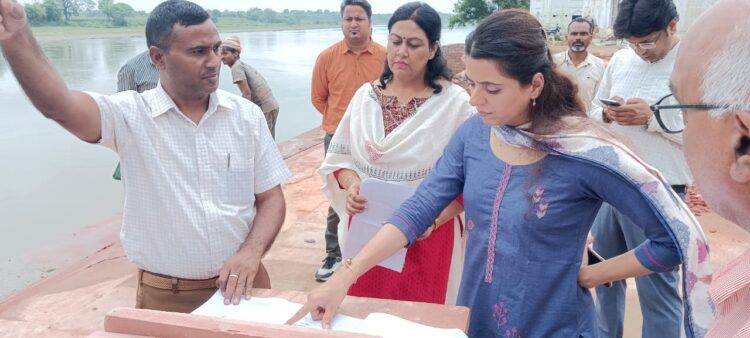 पर्यटन विभाग द्वारा बटेश्वर में कराए जा रहे विकास कार्यों का निरीक्षण करने पहुंचीं सीडीओ