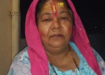 वर्दी में व्हाट्सएप कॉल करने वाले ने कहा -तुम्हारी बेटी सेक्स रैकेट में पकड़ी गई है- सुनकर शिक्षिका की तबियत बिगड़ी, हुई मौत