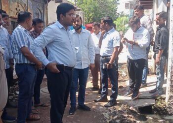 नगर आयुक्त ने गंदगी पाये जाने पर सुपरवाइजर का वेतन रोका