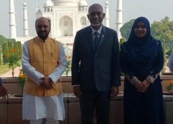 मालदीव के राष्ट्रपति ने अपनी पत्नी के साथ किया ताजमहल का दीदार
