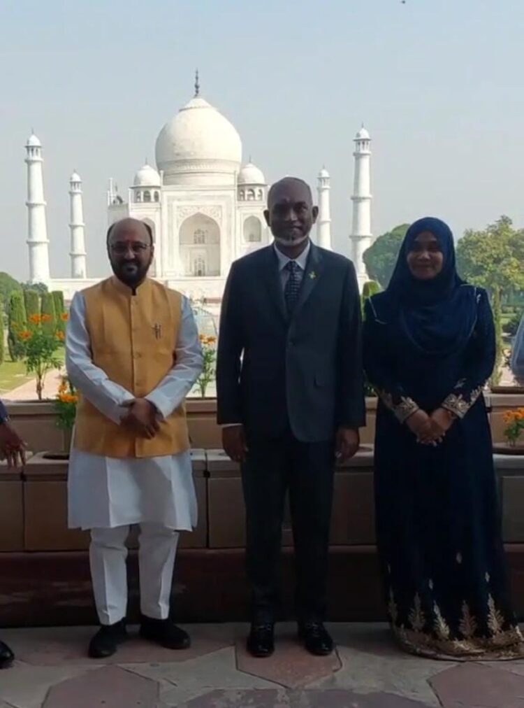 मालदीव के राष्ट्रपति ने अपनी पत्नी के साथ किया ताजमहल का दीदार