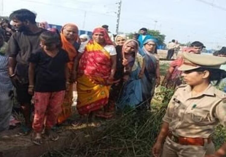 एत्माउद्दौला में महिला की हत्या कर शव झाड़ियां में फेंका, पास में रो रही थी मासूम बच्ची