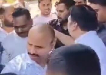 कैंट रेलवे स्टेशन पर सवारी बैठाने को लेकर भिड़े दो गुट