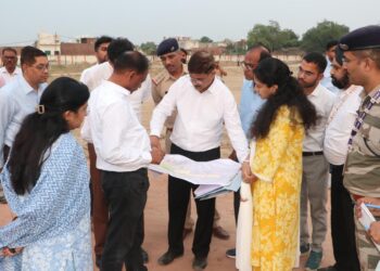 खेरिया एयरपोर्ट के नये सिविल एन्कलेव की तैयारियों का लिया कमिश्नर ने जायजा