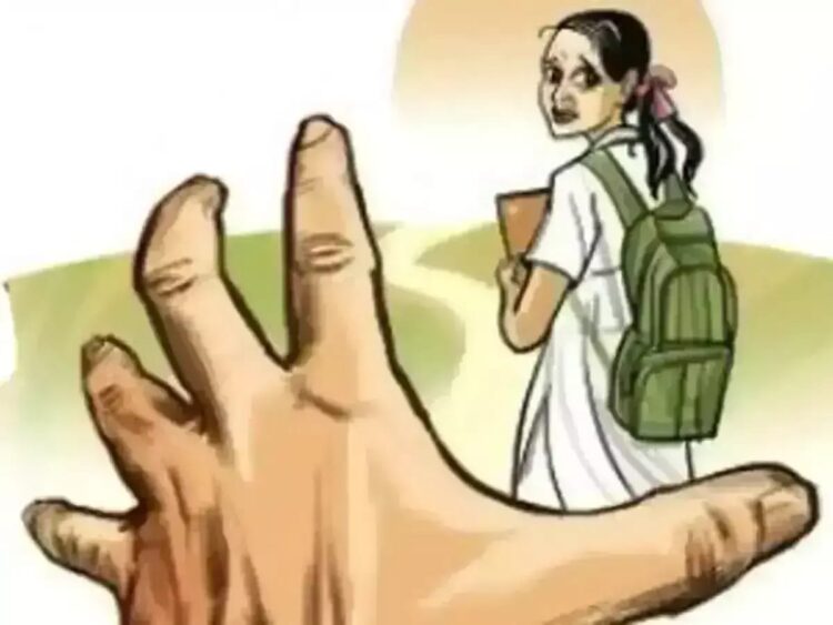 शाहगंज में नाबालिग छात्रा पर तेजाब डालने आए युवक से पिता ने बचाया