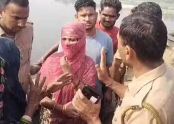 यमुना ब्रिज से छलांग लगाने के लिए तैयार खड़ी महिला को पुलिस ने बचाया