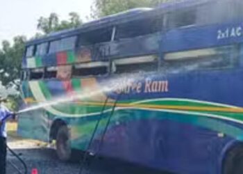 यमुना एक्सप्रेस वे पर चलती स्लीपर बस में लगी आग
