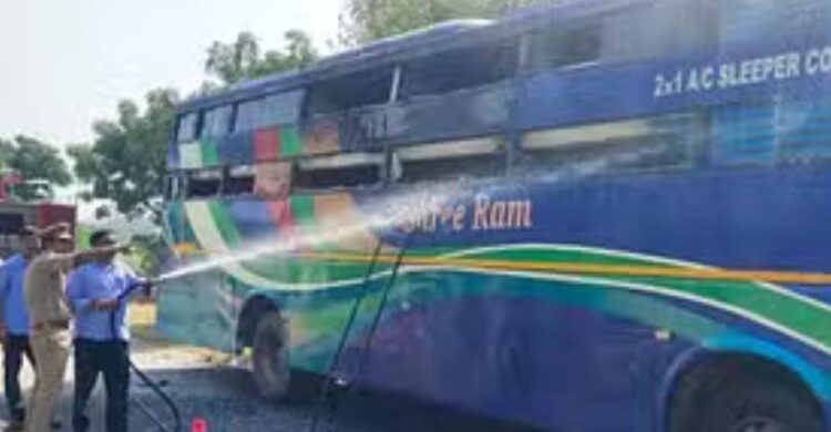 यमुना एक्सप्रेस वे पर चलती स्लीपर बस में लगी आग