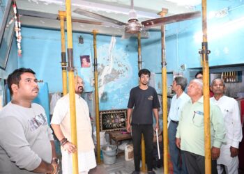 मेट्रो के निर्माण से मोती कटरा क्षेत्र के मकानों में आई दरार