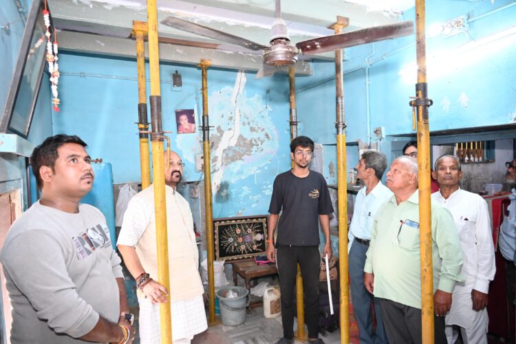 मेट्रो के निर्माण से मोती कटरा क्षेत्र के मकानों में आई दरार