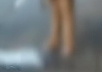 आगरा कमिश्नरेट में खाकी आए दिन कर रही शर्मसार, इस बार सिपाही के  बीच सड़क पर टॉयलेट करने का वीडियो वायरल