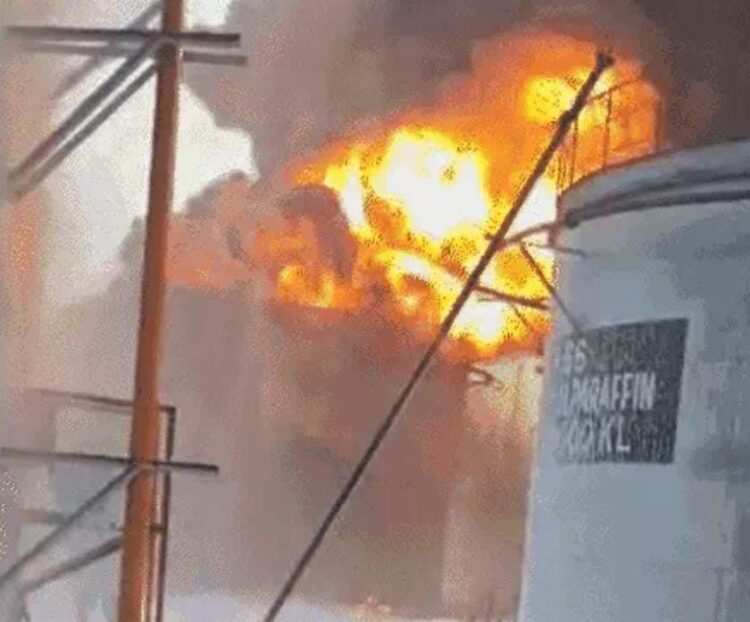 मथुरा रिफाइनरी में धमाके के साथ लगी आग, आठ कर्मचारी झुलसे