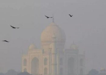 गुरुवार को पहले कोहरे में ही छिप गया ताजमहल
