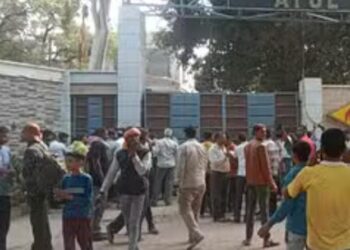 फैक्ट्री में काम करते समय मजदूर का हाथ कटा, मौत, हंगामा