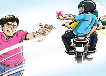 आवास विकास में किशोर को लात मार कर मोबाइल लूटा