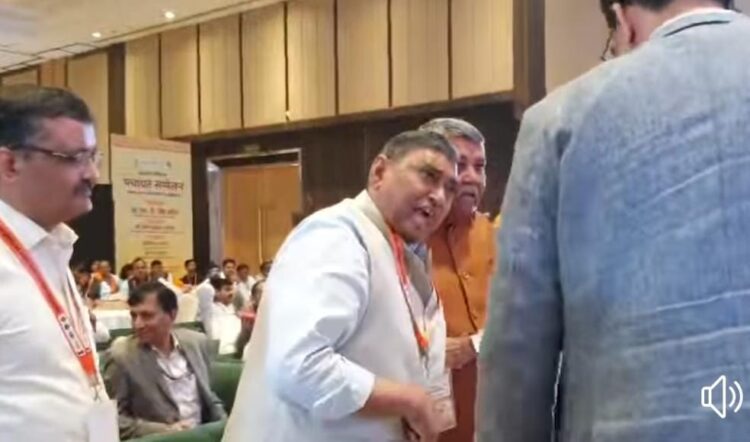 मंच पर नहीं बैठाने को लेकर पंचायत राज अधिकारियों पर बिगड़े विधायक चौधरी बाबूलाल और छोटेलाल