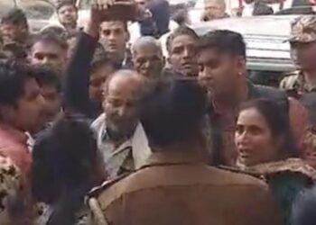 बॉयफ्रेंड से कोर्ट मैरिज करने की सूचना पर दीवानी में पहुंचे घर वाले, हंगामा